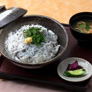 Shonan specialty! Two types of rice bowl: raw whitebait and kettle-fried whitebait!