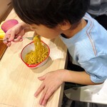 拉麺大公 - ニンニクが絡みついた麺をガツガツ食べる我が子