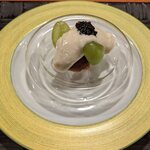 肉割烹 五平 - 静岡県産いちじくに山梨県産シャインマスカットと豆腐で作った白酢とキャビアをのせた料理