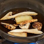 肉割烹 五平 - 松茸と白ナスを煮ているところ