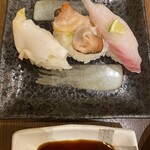 大将寿司 - こちらはバイ貝とさざえ、右のはシマアジだったかな？脂凄〜