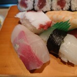 初寿司 - イカ、カンパチ、タコ

全体に鮮度良くいいネタな感じ

カンパチはネタも厚く噛む時の弾力がシッカリとあり
物も良さげで味わいにも旨味があり美味しい