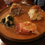 il tram - ポテサラ、ごぼうサラダ、生ハムと鴨肉のラビオリ、深谷ねぎとわかめの酢の物