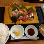 Hamayaki Kaisen Izakaya Daishousuisan - 粋な刺身定食 1,250円(税込)(2023年8月25日撮影)