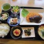レストラン おあしす - 友人の頼んだソースカツ定食１０００円、確かにこちらの方が丼よりは立派には見えるかも。
            