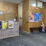 唐揚げ専門店 からりん - 殺風景な店内