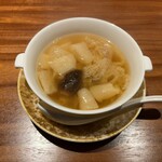 港式料理 鴻禧 - キヌガサダケとアミガサタケのスープ