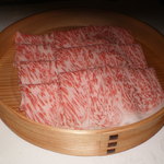 瀬里奈 - 栃木県産の特撰牛A5サーロインのしゃぶしゃぶ肉です。２０１２年８月の栃木県産のサーロインより霜降り（脂身）が多く、同年５月の長野県産のサーロインに匹敵するほどの芸術品でした。