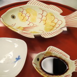 旅亭半水廬 - 造里の取り皿、天日古代塩と醤油で