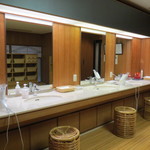 旅亭半水廬 - 貸切中。浴場の洗面。広い・・・