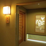 旅亭半水廬 - 地下の部屋の入口。各部屋の前に部屋の名前の花の灯りが障子に浮かび点ってます