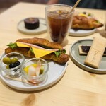 Easy Living - 料理写真:クロワッサンサンド　650円
アイスコーヒー　　650円
くらた最中　　400円