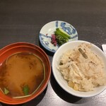 吉田屋 山王閣 - ご飯物　白海老・玉蜀黍の釜飯　　　　　　　　　　　　　　　　留め椀　合わせ味噌仕立て　　　　　　　　　　　　　　　　　　香の物　お漬物三種盛り