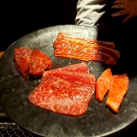 焼肉 うしみつ 恵比寿本店 - 【タレ焼物】
                      「厳選和牛赤身肉一種　〜濃厚卵黄〜」
                      「厳選和牛赤身肉一種　〜黒ダレ〜」
                      「厳選和牛赤身肉一種　〜白ダレ〜」
                      「厳選赤身肉一種　〜うしみつダレ〜」