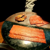 焼肉 うしみつ 恵比寿本店 - 【塩焼物】「タンシャブ　〜葉大蒜と日向夏〜」「厳選和牛赤身一種　〜塩ダレ〜」