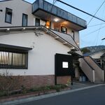 Umisachi - 伊豆大島の居酒屋「魚味幸」。元町港から、ゆるい坂道を6分くらい上ったところ