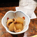 Umisachi - お通しは、イカと大根の煮付け。生姜風味で、イカの旨味がたっぷりと染み込み、もっと食べたくなる味