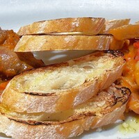 イル カルディナーレ 銀座本店 - ランプレドット（左）とトリッパのトマト煮込み トスカーナ風