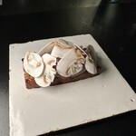 Alternative - ❹ 仏ランド産 小鳩の股肉とレバーのペースト、シャンピニオンのドュクセル、トースト。