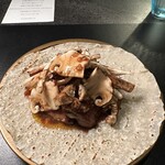 Alternative - ❷ なにわ黒牛のロースト、卵黄のソース、松茸のタコス 。