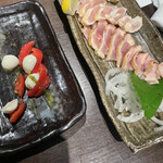 オイスターとおばんざい 石花Hanare - トマトカプレーゼ、鶏のたたき
