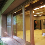 旅亭半水廬 - 庭から見た宿泊棟の食事部屋