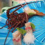 旅亭半水廬 - 美味しい伊勢海老が獲れたので。と、サービスの一品。扇子の形の器で