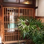 混 - 暖簾をくぐった入口も風情がある