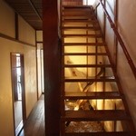 混 - 階段を上がって2F席へ案内される