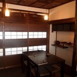 混 - ガラス越しに外の光が優しく差し込む