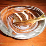 春秋ツギハギ - 燻りガッコでクリームチーズを挟む。　コハダの骨煎餅