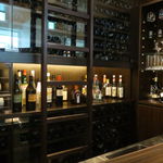 Restaurant La FinS - ワインが林立するカウンター席