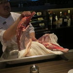 レストラン ラ フィネス - 鹿肉を前に熱弁を奮う杉本シェフ1