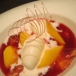 レストラン ラ フィネス - フランスのペッシュ・ド・ヴィーニュのスープ、ライチとバラ風味、黄桃を添えて1