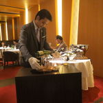 レストラン ラ フィネス - ワインのデキャンタージュ光景♪