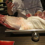 レストラン ラ フィネス - 鹿肉を前に熱弁を奮う杉本シェフ2