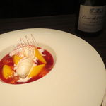 レストラン ラ フィネス - フランスのペッシュ・ド・ヴィーニュのスープ、ライチとバラ風味、黄桃を添えて2