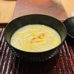 すし処 ひさ田 - 黄ニラのお椀 魚出汁白味噌仕立て
