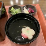Seiryuu Unagi Tsukishima - 「特上うな重定食」のお吸い物と漬物山葵