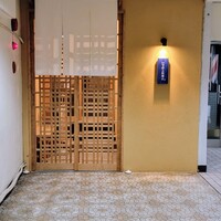 いでの上料理店 - 鮨処石ばしさんと同じビル