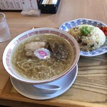 日の出製麺 - ラーチャン　990円
