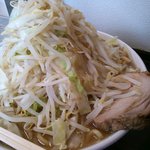 らーめん 虎丸 - なかなかの丼になかなかの野菜(=￣∇￣=)