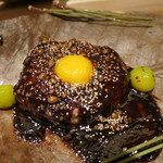 神保町 傳 - 25年10月　葉っぱの中は、鴨肉と軟骨のハンバーグ、田楽味噌