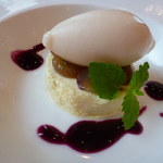 マリーゴールド門司港迎賓館 - 岡山産ピオーネ　マスカルポーネのムースリーヌ　白桃のソルベ添え