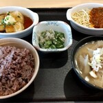 錦糸町小町食堂  - 『健康ごはん（中）』と『豚汁』と『ﾊｰﾌﾊﾝﾊﾞｰｸﾞ』と『揚げだし豆腐』と『おくら』