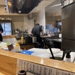 焼き鳥 ばかちん - オープンキッチンを盗み見。店主が焼き場の背後の洗い場も掛け持ち。
