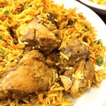 インドカレー スルチ - 骨付きチキンが3つゴロゴロ