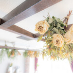 ビストロ Argent Corbeau - 天井に飾られたドライフラワー