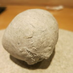 神保町 傳 - 25年10月　苔の隣の石　白餡とホワイトチョコ