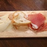 Wine & Kitchen Leon Bianco - 生ハムとチーズの盛り合わせ